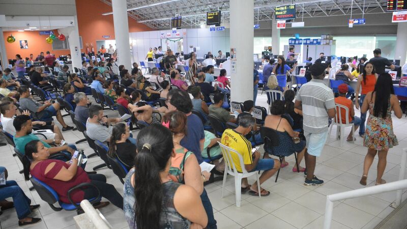 Moradores de Campo Grande esperando para serem atendidos e fazer o Refis