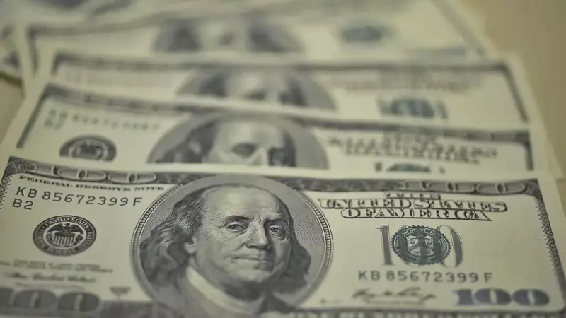 O dólar fechou em queda de 0,44% nesta sexta-feira (2), aos R$ 5,709. 