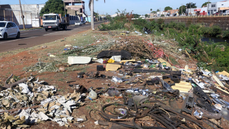 Corpo de homem foi encontrado às margens do córrego Anhanduizinho, na avenida Ernesto Geisel