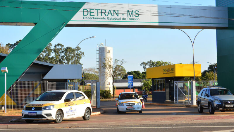 Veículos de auto escola saem do Detran/MS, departamento que teve servidores investigados por inserção de dados no sistema de MS