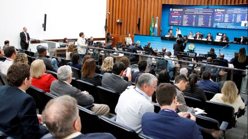 Deputados em sessão na assembleia 