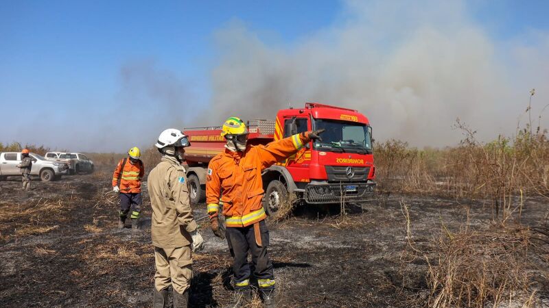 Bombeiros coordenando combate a incêndio no Pantanal em MS