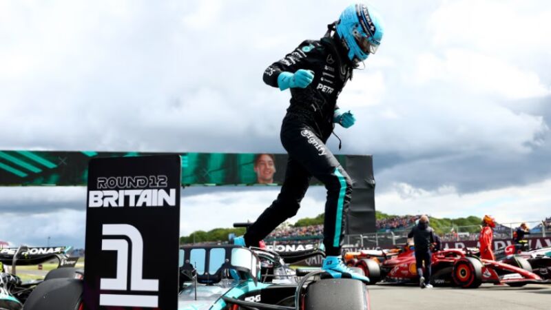  Russell superou Lewis Hamilton (Ferrari) e Kimi Antonelli (Mercedes), e formaram as três primeiras posições