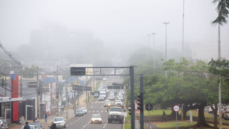 Neblina e fumaça se misturam no ar