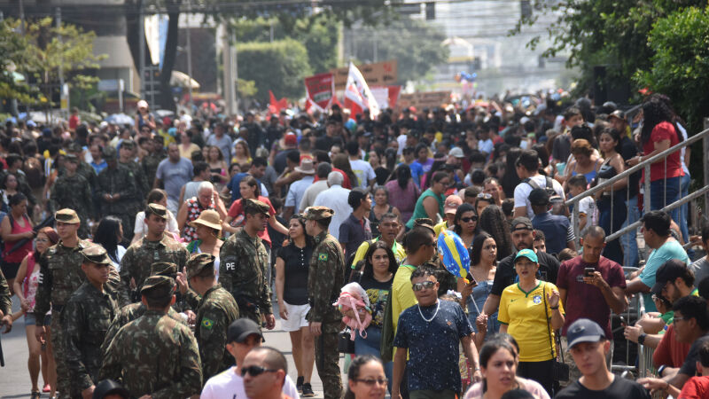 Público se reúne para ver o desfile de 7 de Setembro 