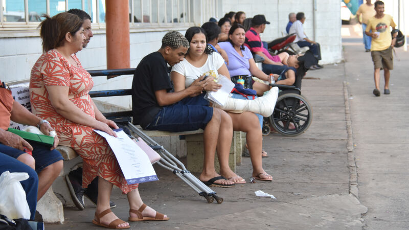 Pacientes aguardam do lado de fora do Centro Médico na Capital