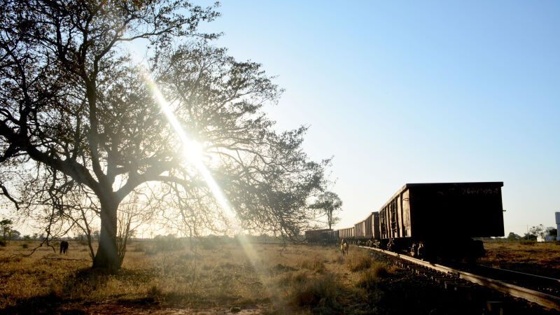 Trens que já foram usados na ferrovia que atravessa Mato Grosso do Sul estão sucateados no contorno ferroviário de Campo Grande 