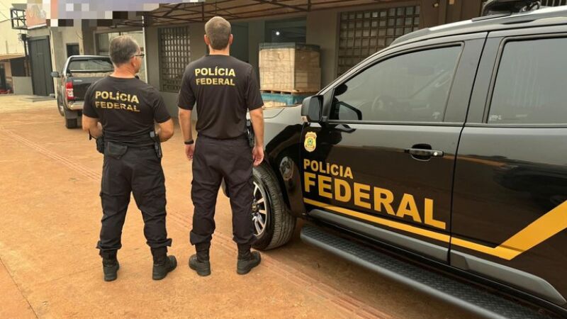 Agentes da Polícia Federal estiveram em comércios de Dourados em operação contra estelionato. 