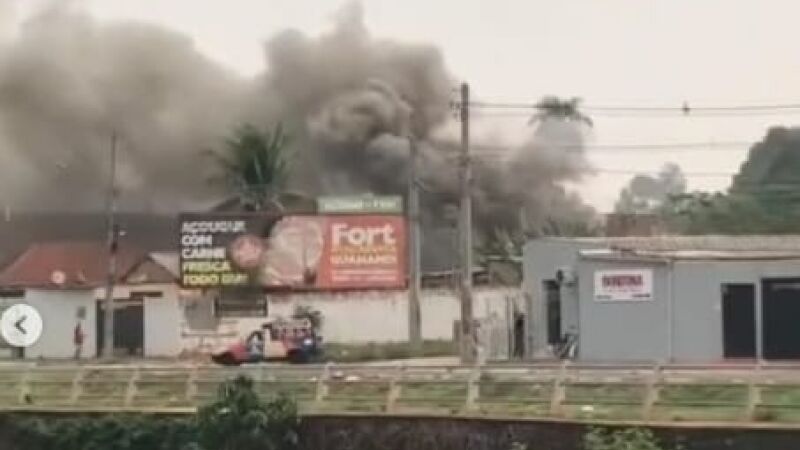 Fumaça foi vito por quilômetros de distância 