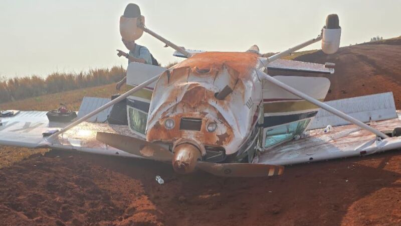 Aeronave tombou e parou com as rodas para a cima