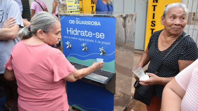 População aproveita distribuição de água em desfile de 7 de Setembro na Capital 