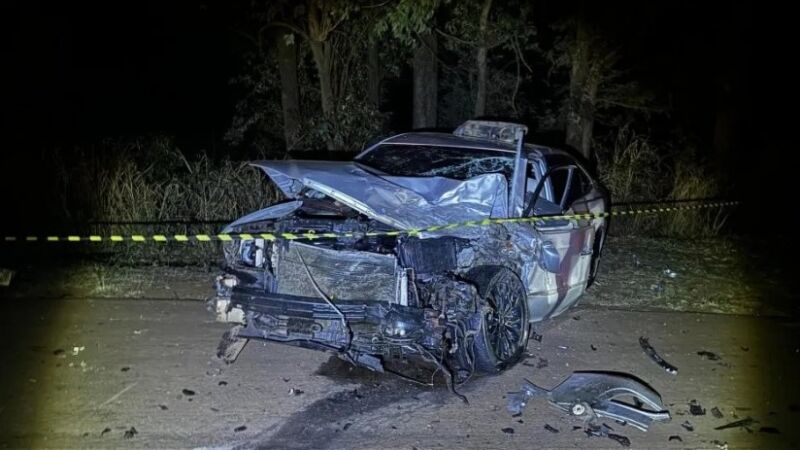 Frente do Hyundai Azera ficou totalmente destruída