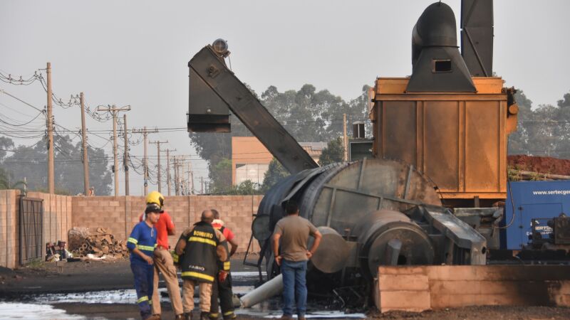 Equipes dos Bombeiros com funcionários da empresa contabilizando os estragos. 