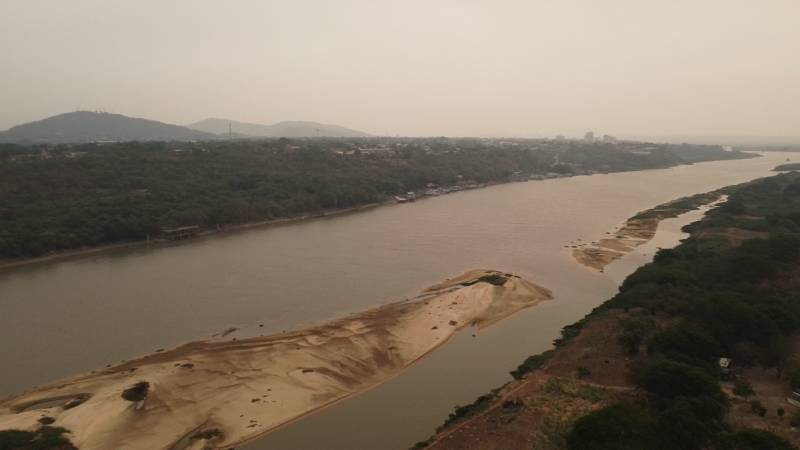 Bancos de areia já aparecem na região de Corumbá, onde o nível do Rio Paraguai está prestes a atingir seu pior nível da história