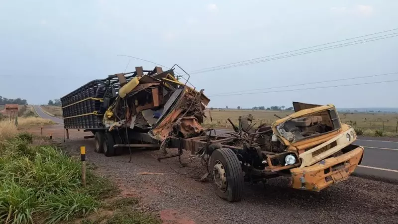 Acidente envolvendo dois caminhões na MS-338, no km 309 sentido Santa Rita do Pardo. 