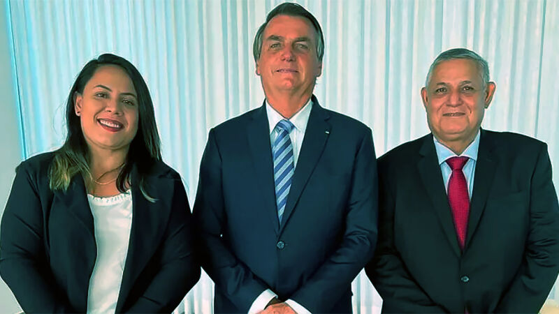 A candidata a vereadora Ana Portela com Jair Bolsonaro e com o pai dela, o Tenente Portela