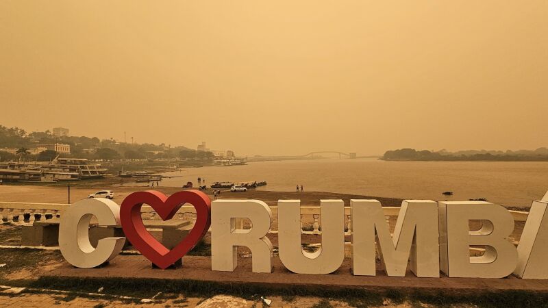 Cidade de Corumbá ficou laranja em meio às fumaças dos incêndios florestais que atingem a região