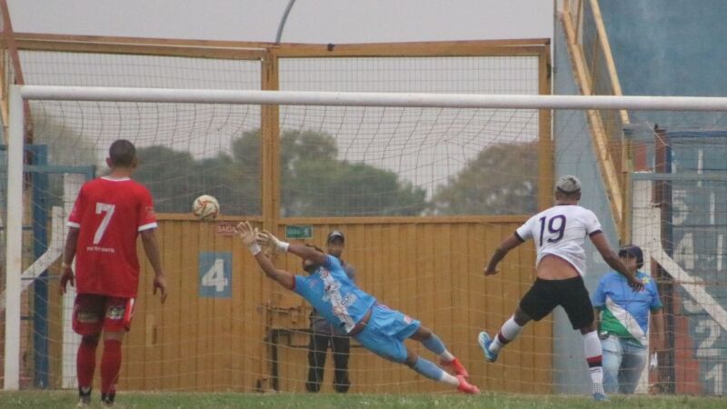 Amarildo (19) cobra pênalti para marcar o segundo gol do Águia Negra no Jacques da Luz 