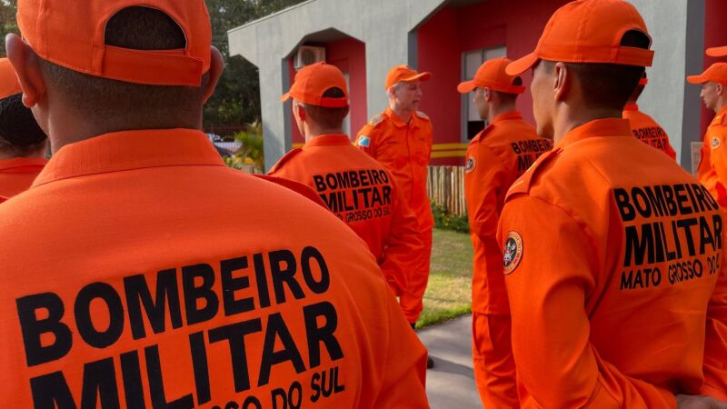 O fardamento tem a cor universal do salvamento e é mais visível e chamativa