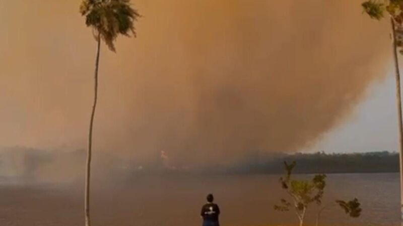 Incêndio ameaça comunidade no Pantanal