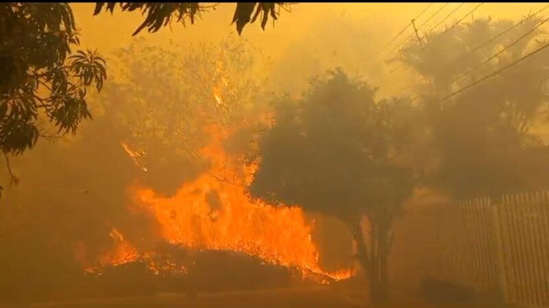 Incêndio atingiu quatro bairros e mobilizou dezenas de bombeiros no combate