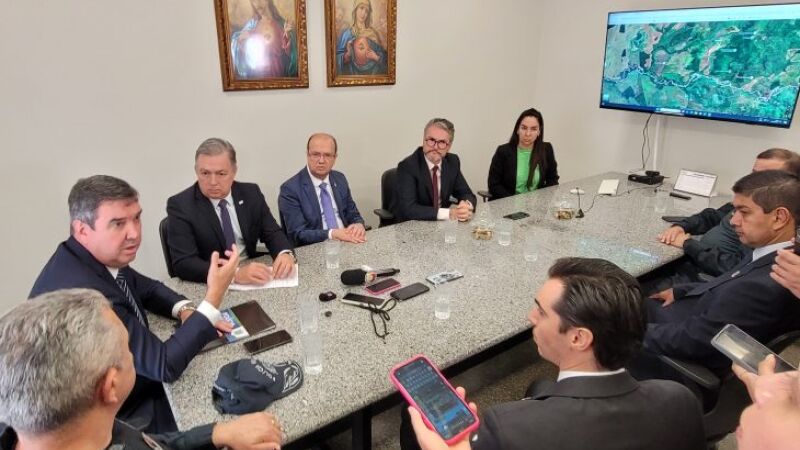 Pela manhã, depois que o confronto com a PM resultou em uma morte de indígena, Eduardo Riedel reuniu parte do secretariado