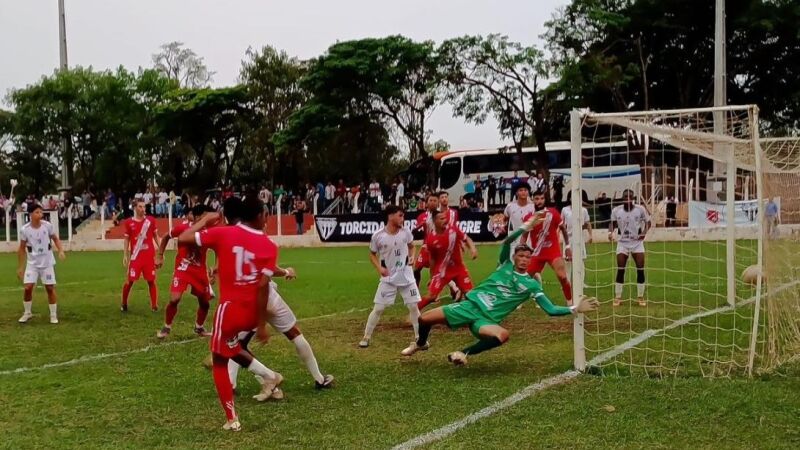 De cabeça, Donato (15) ganha pelo alto e manda a bola para as redes do gol de Otávio para marcar o gol da virada colorada