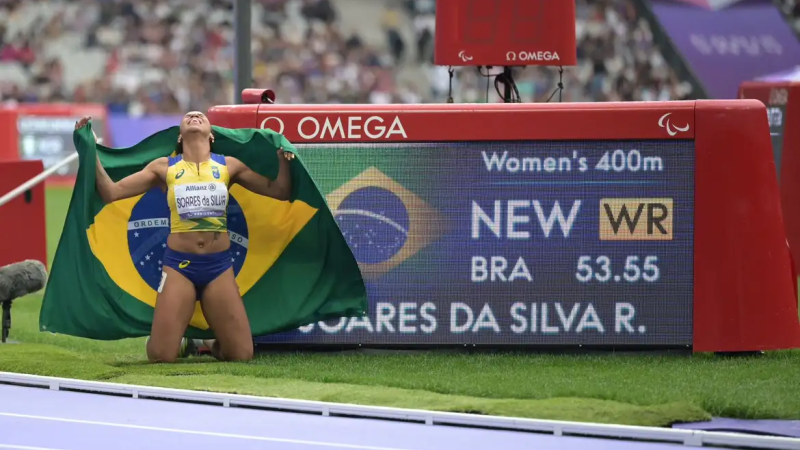 Paraatleta comemora conquista com bandeira do Brasil