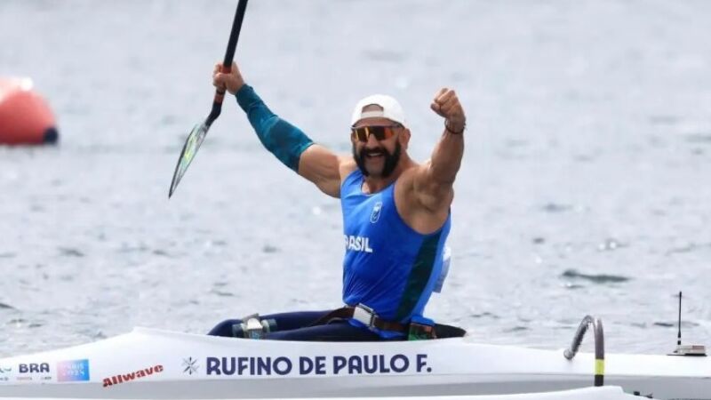 Fernando Rufino comemora ouro nos Jogos Paralímpicos de Paris 2024 