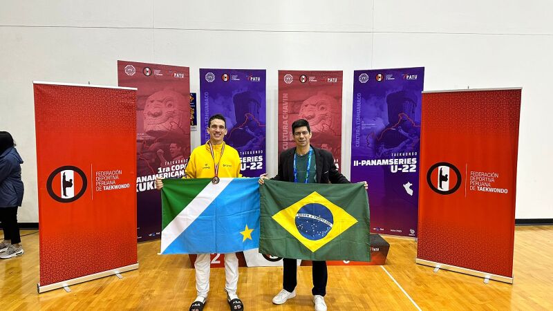 Luiz Aquino (a esquerda) ao lado do seu treinador Fabio Costa comemorando a conquista da medalha de prata