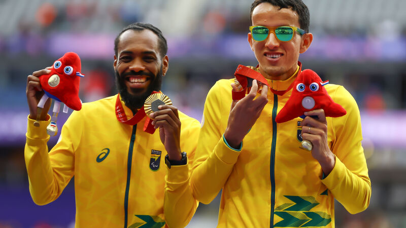 Yeltsin (à direita) com sua medalha de ouro conquistado no 1.500m em Paris-2024