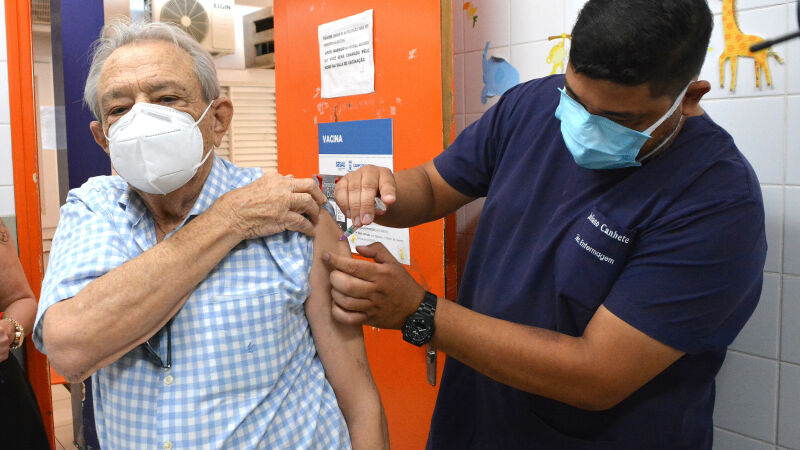 Idoso toma dose de vacina contra Covid-19 em Campo Grande