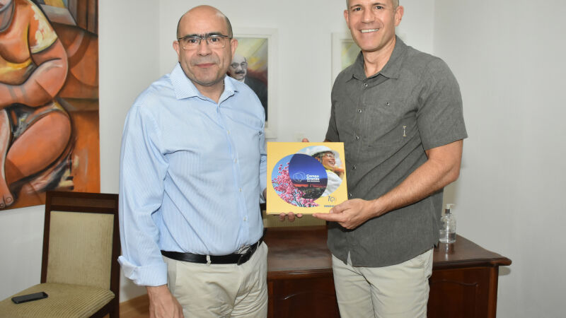 Marcos Rodrigues, diretor do Correio do Estado, entrega a Richard Glenn um exemplar do livro com uma série de propostas para o desenvolvimento de Campo Grande