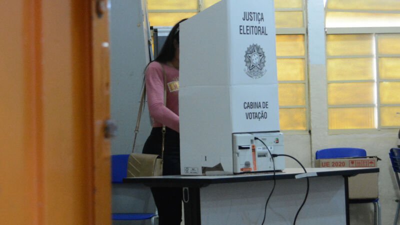 Moça votando nas eleições presidenciais 2022, no bairro Aero Rancho, em Campo Grande