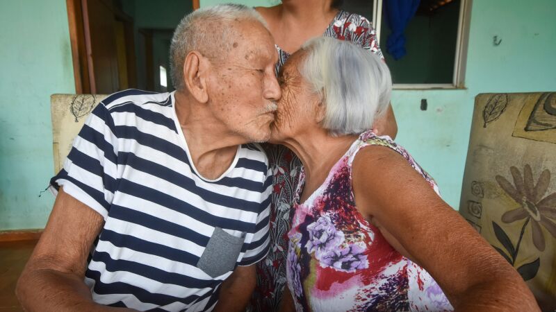 Lídia da Silva Sacamota, de 91 anos e Gabriel Sacamota, de 93 anos são casados há 76 anos