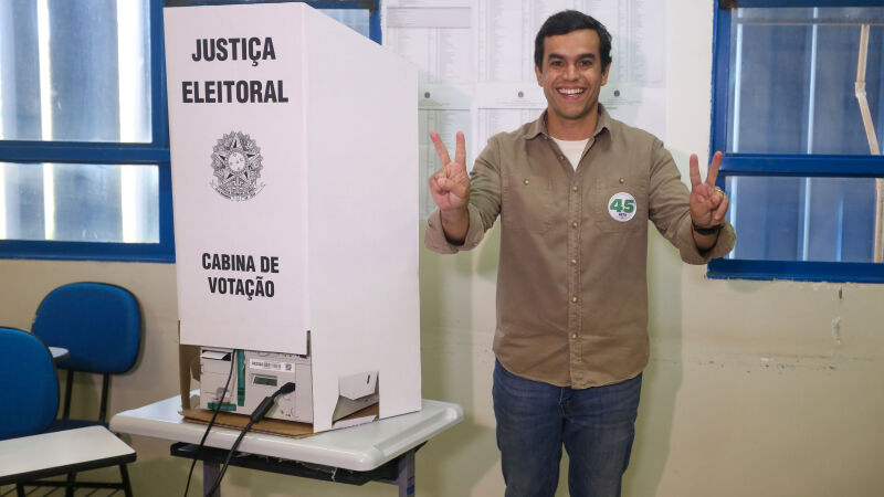 Beto Pereira votou pouco depois das 9 horas deste domingo, na Uniderp da Avenida Ceará