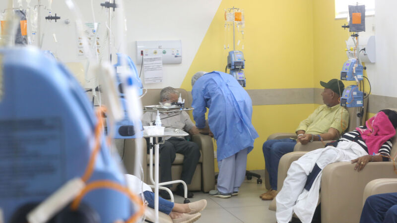 Pacientes realizam quimioterapia no HCAA em Campo Grande