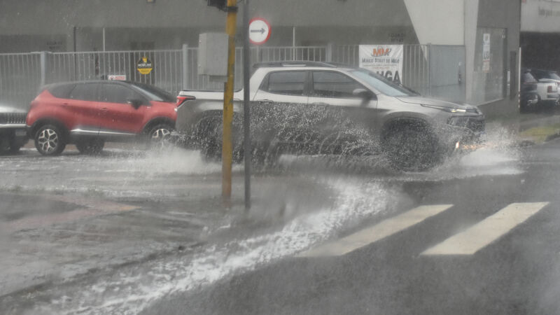 Chuva começou tímida a tarde, e aumentou durante a noite