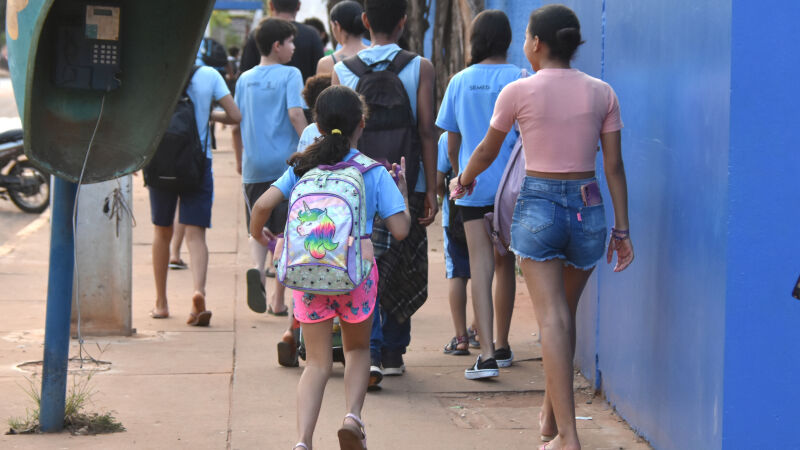 Alunos da Rede Municipal de Ensino de Campo Grande, na saída da escola no bairro Dom Antônio