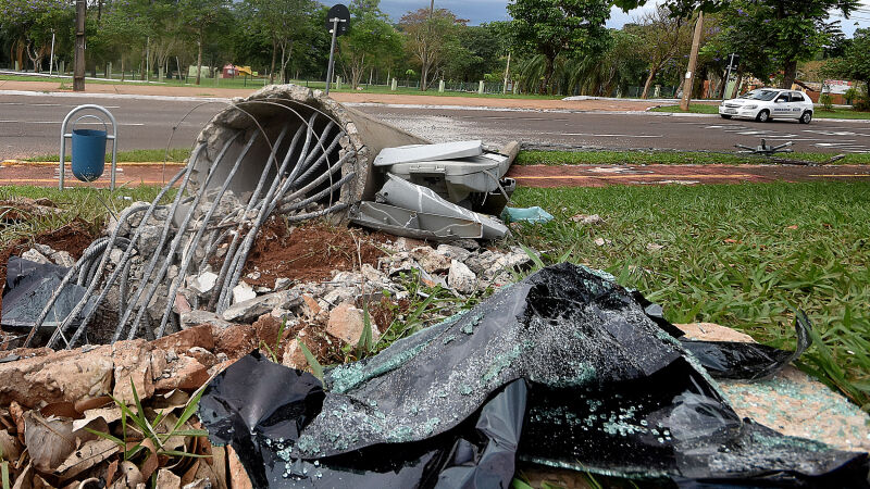 Veículo derrubou poste e estrutura permanece sobre o canteiro na Afonso Pena