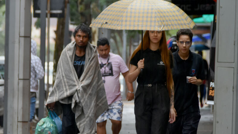 Campos-grandenses precisaram tirar o casaco e o guarda-chuva do armário neste sábado (26)