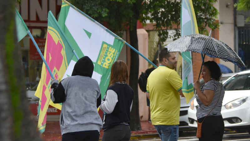 Após o temporal na madrugada, poucas pessoas compareceram às carreatas