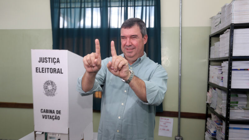 Governador Eduardo Riedel (PSDB) votou nesta manhã de domingo para o pleito eleitoral da prefeitura de Campo Grande