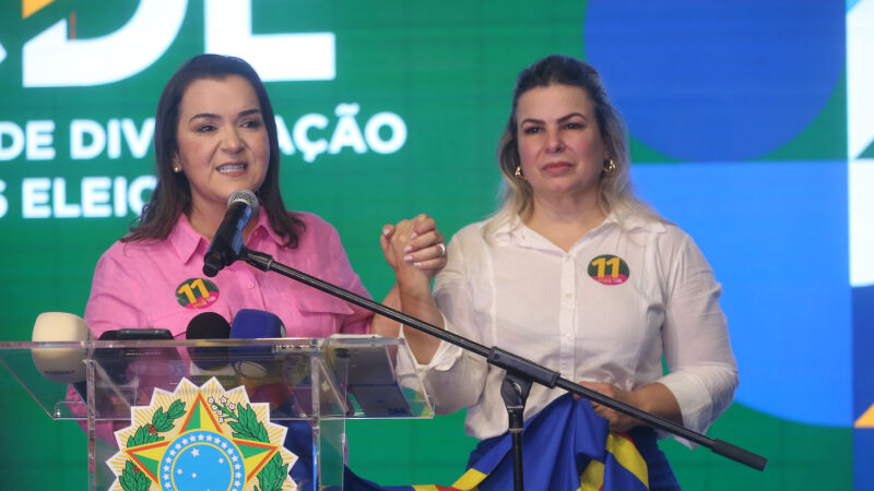 Adriane Lopes e sua vice, Camila, logo após a divulgação oficial do resultado da disputa pela prefeitura de Campo Grande neste domingo (27)