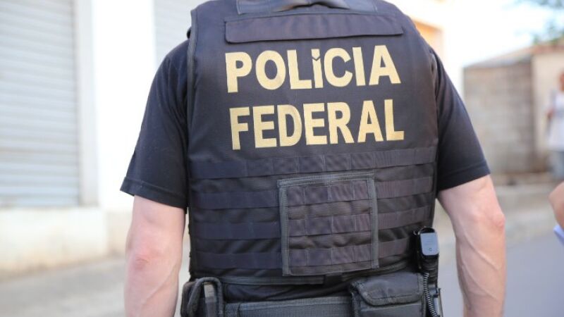 Agentes da Polícia Federal nas ruas de Coronel Sapucaia (MS)