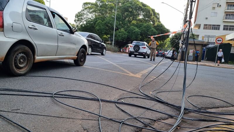 Afonso Pena com a 13 de maio, teve trechos com trânsito  interrompidos, até caminhão arrebentar fios de alta tensão 