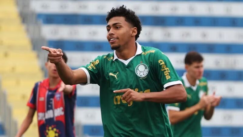 Luighi comemora um dos gols do Palmeiras sub-20 contra o União ABC