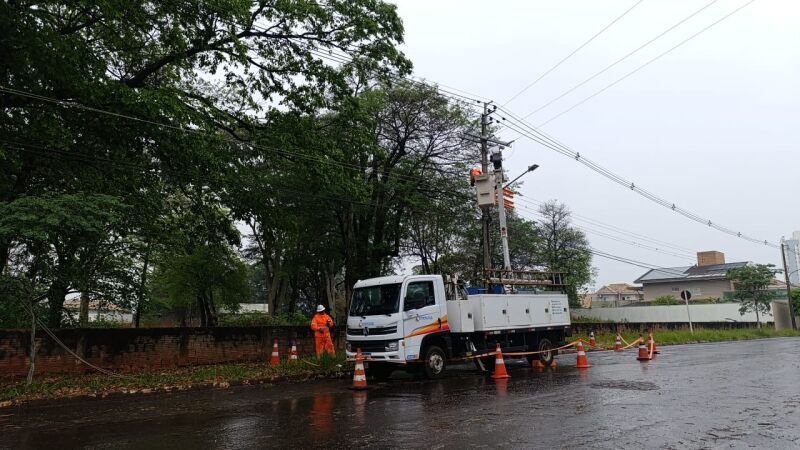 Funcionários da Energisa est]ao nas ruas tentando reestabelecer energia eletríca nos bairros 