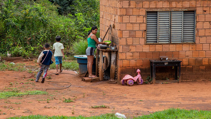 Cerca de 69,1% das pessoas indígenas vivem em situação de precariedade ou ausência de saneamento básico.