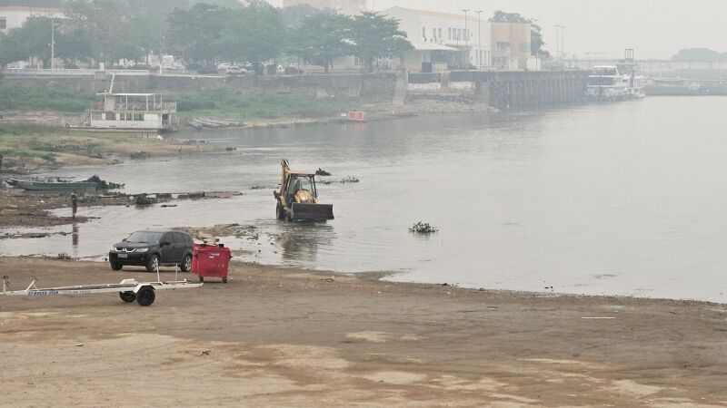 Rio Paraguai está seco e até carro anda onde deveria ter água